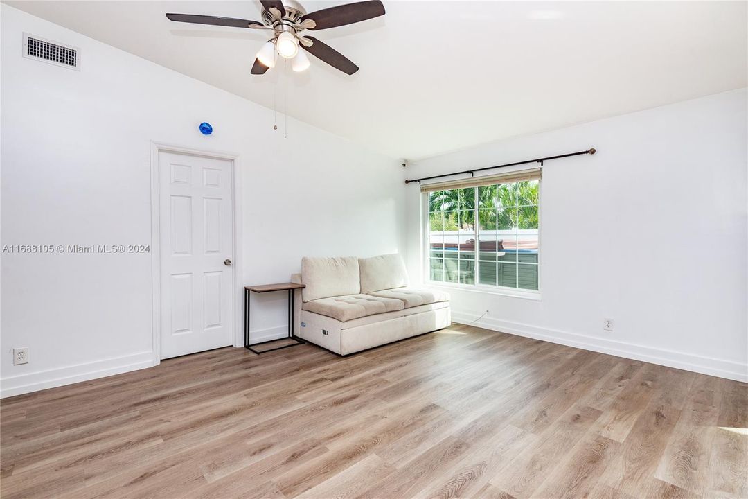 For Sale: $398,000 (2 beds, 2 baths, 1176 Square Feet)