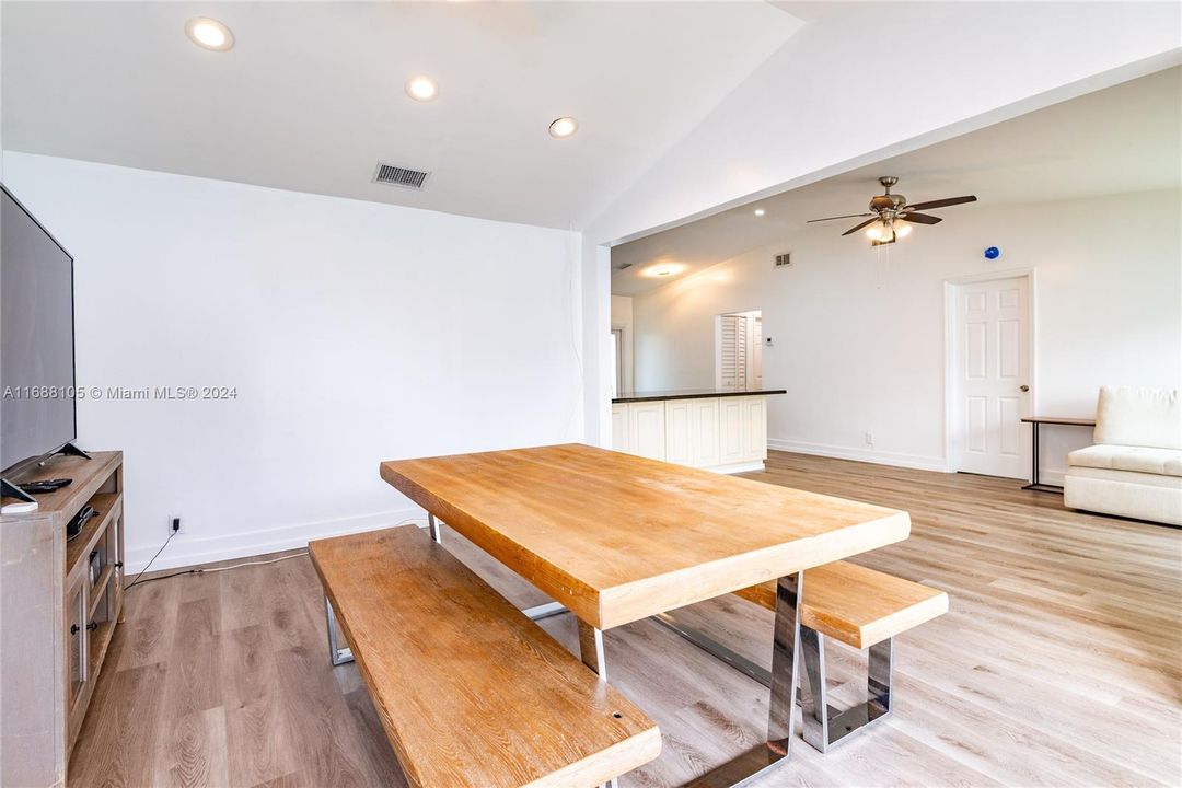 For Sale: $398,000 (2 beds, 2 baths, 1176 Square Feet)