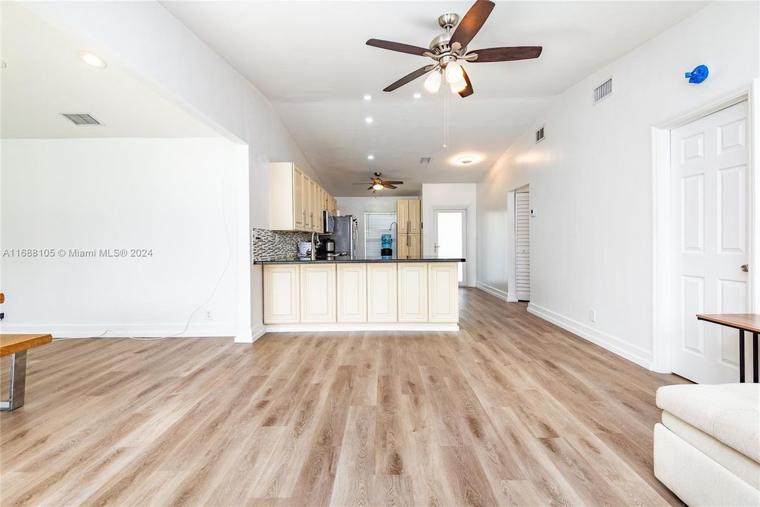 For Sale: $398,000 (2 beds, 2 baths, 1176 Square Feet)