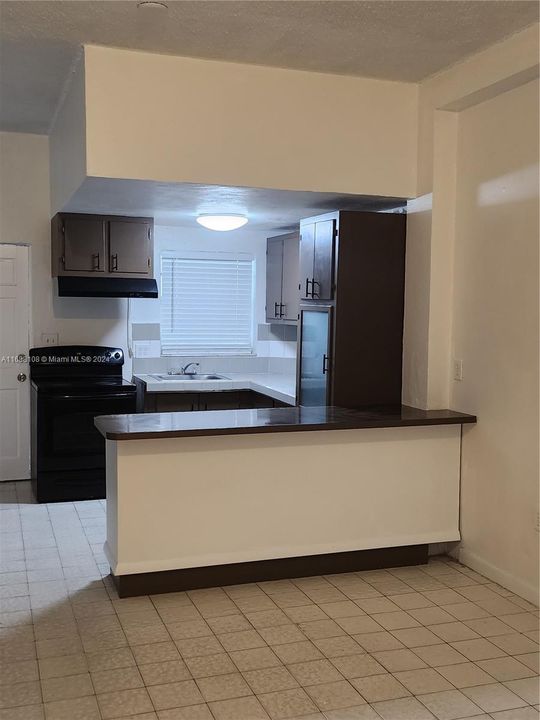 For Rent: $1,700 (1 beds, 1 baths, 650 Square Feet)