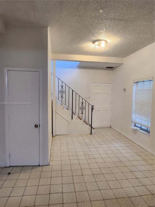 For Rent: $1,700 (1 beds, 1 baths, 650 Square Feet)