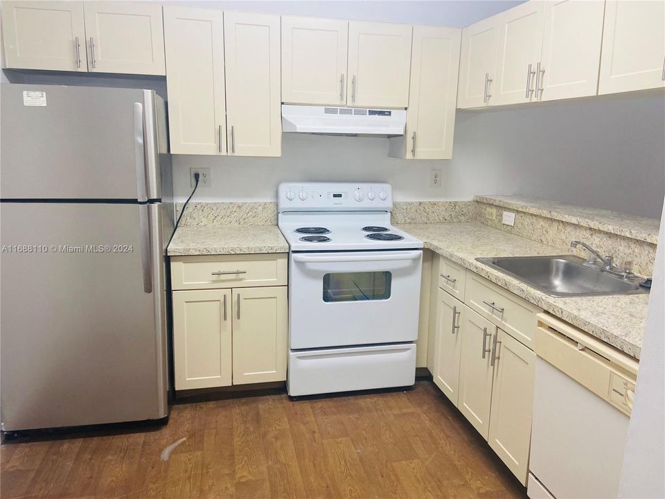 For Rent: $1,800 (1 beds, 1 baths, 744 Square Feet)