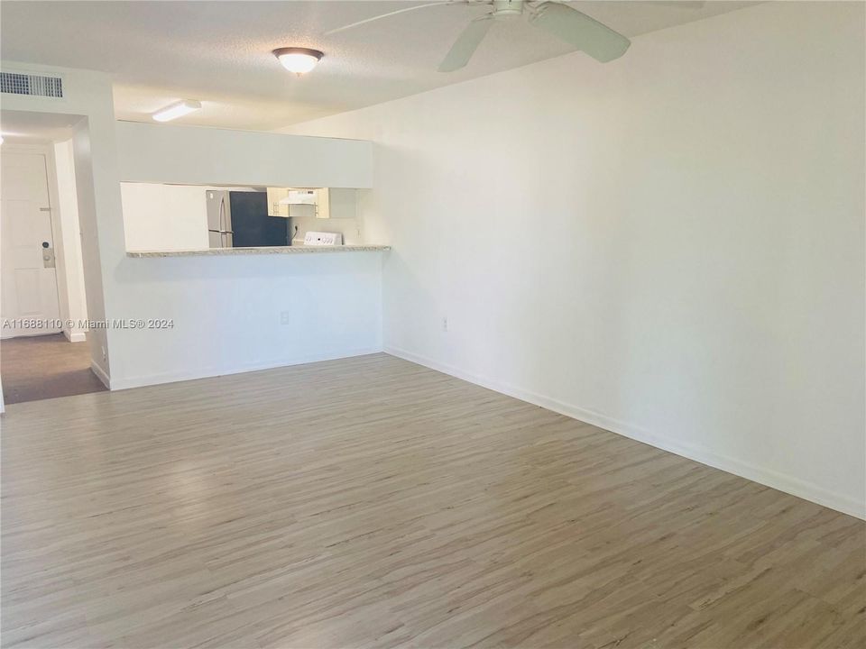 For Rent: $1,800 (1 beds, 1 baths, 744 Square Feet)