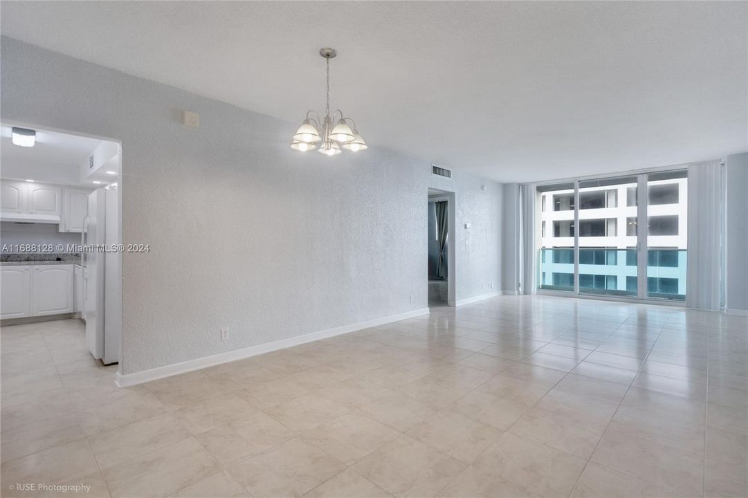 For Sale: $430,000 (1 beds, 1 baths, 905 Square Feet)