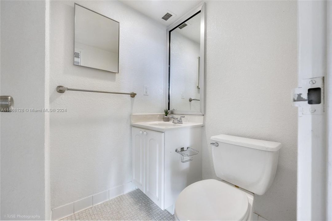 For Sale: $430,000 (1 beds, 1 baths, 905 Square Feet)