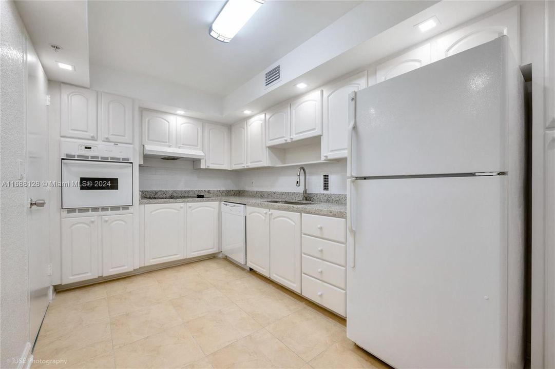 For Sale: $430,000 (1 beds, 1 baths, 905 Square Feet)