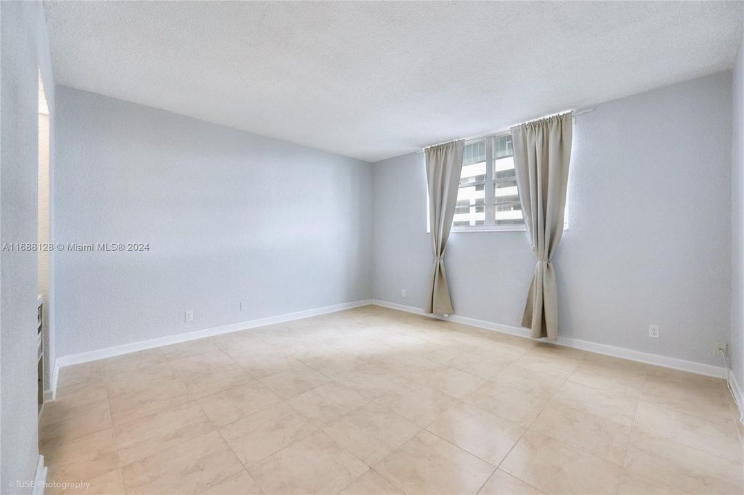 For Sale: $430,000 (1 beds, 1 baths, 905 Square Feet)