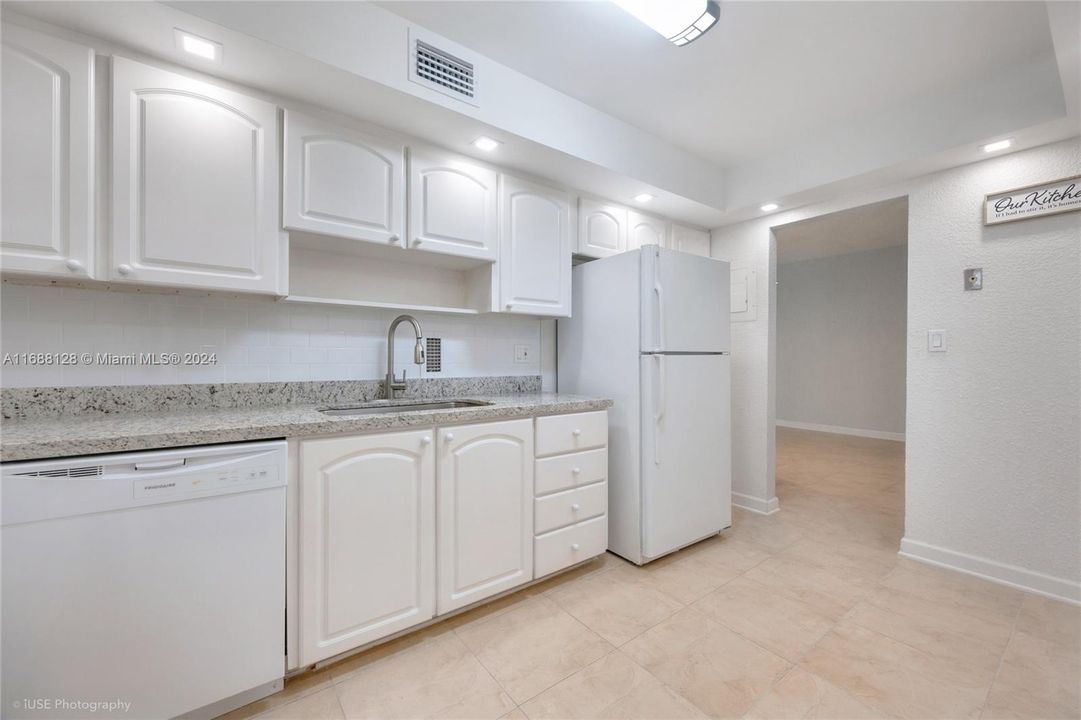 For Sale: $430,000 (1 beds, 1 baths, 905 Square Feet)