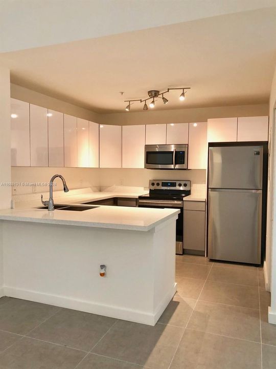 For Rent: $2,150 (1 beds, 1 baths, 743 Square Feet)