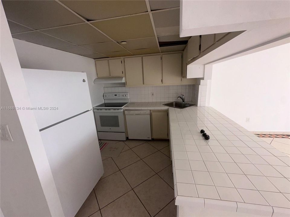 For Rent: $1,900 (0 beds, 1 baths, 576 Square Feet)