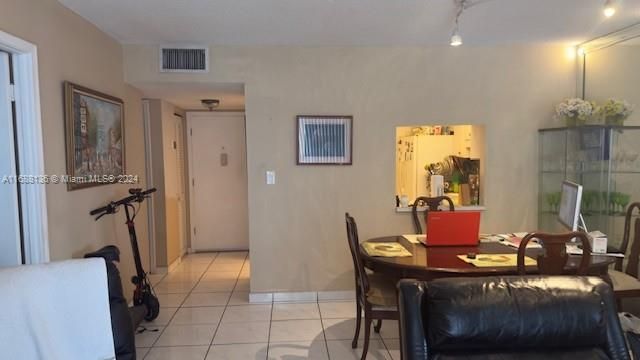 For Rent: $2,400 (1 beds, 1 baths, 719 Square Feet)