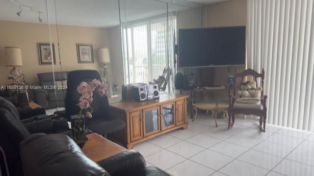 For Rent: $2,400 (1 beds, 1 baths, 719 Square Feet)