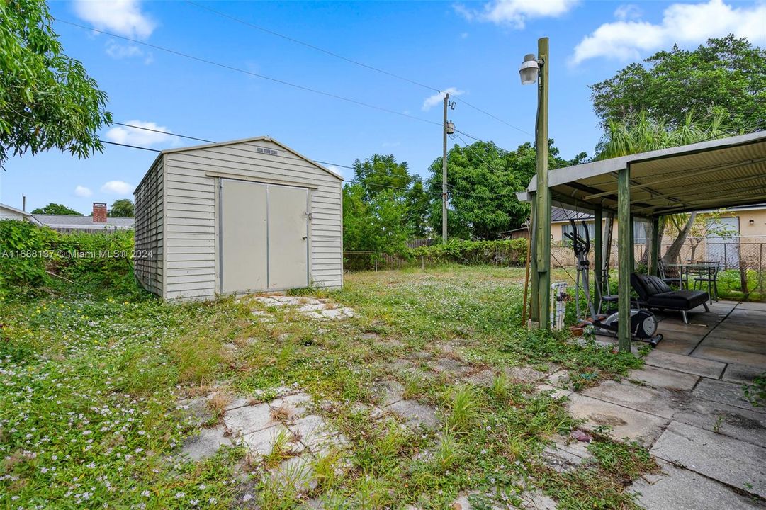 For Sale: $349,900 (2 beds, 1 baths, 875 Square Feet)