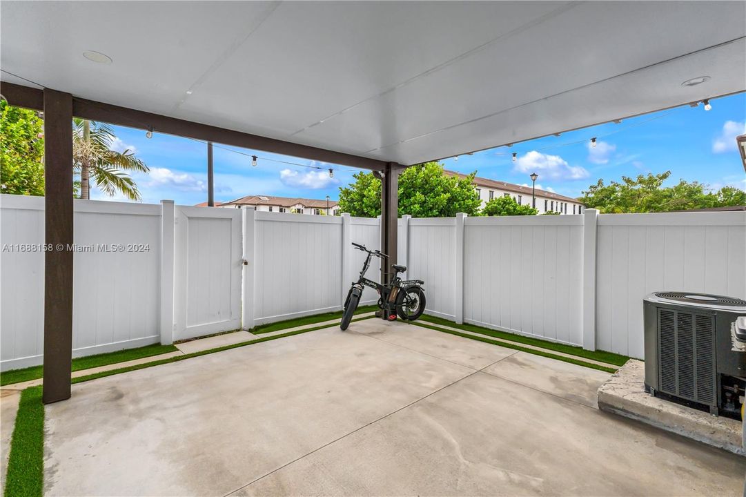 Active With Contract: $519,900 (3 beds, 2 baths, 1540 Square Feet)