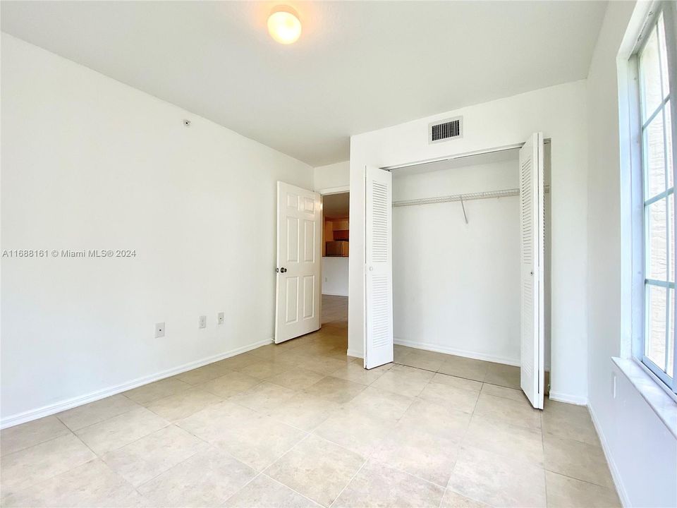 Active With Contract: $2,000 (2 beds, 1 baths, 926 Square Feet)