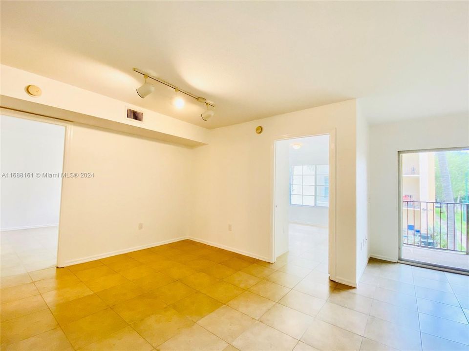 Active With Contract: $2,000 (2 beds, 1 baths, 926 Square Feet)