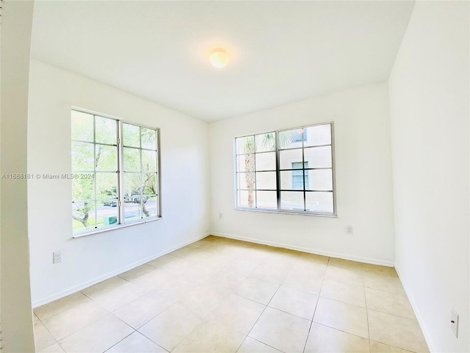 Active With Contract: $2,000 (2 beds, 1 baths, 926 Square Feet)