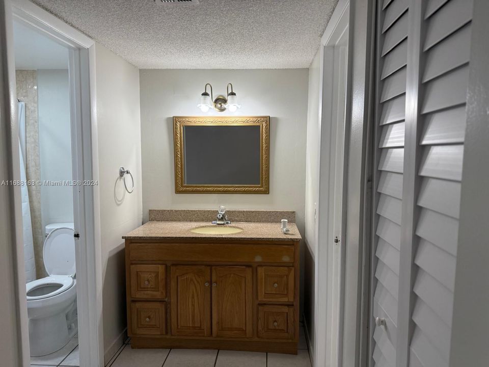 For Sale: $245,000 (1 beds, 1 baths, 837 Square Feet)