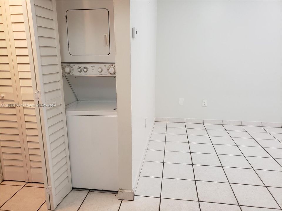 For Sale: $245,000 (1 beds, 1 baths, 837 Square Feet)