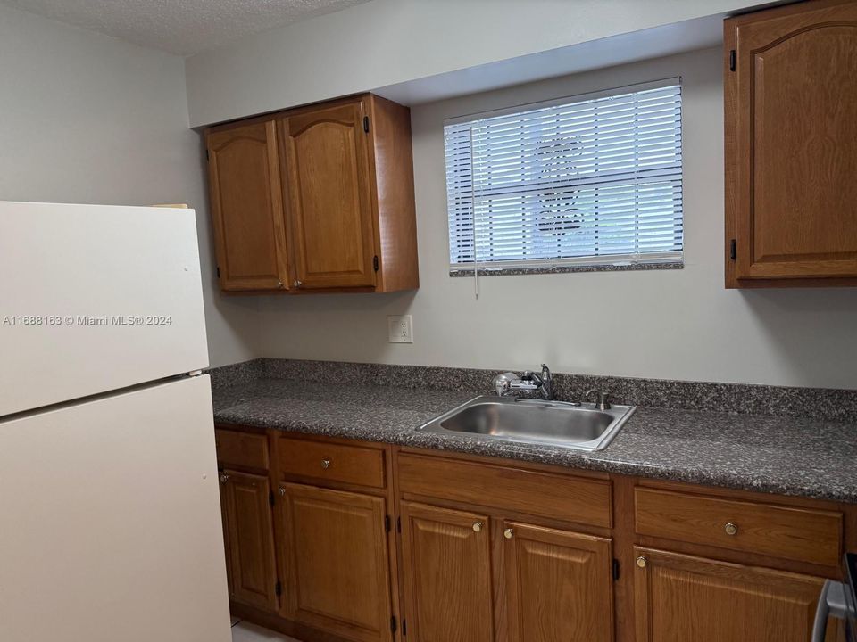 For Sale: $245,000 (1 beds, 1 baths, 837 Square Feet)