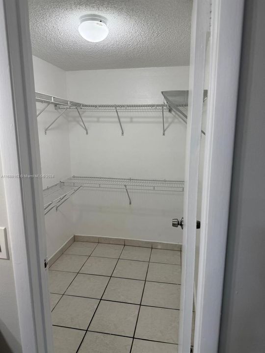 For Sale: $245,000 (1 beds, 1 baths, 837 Square Feet)