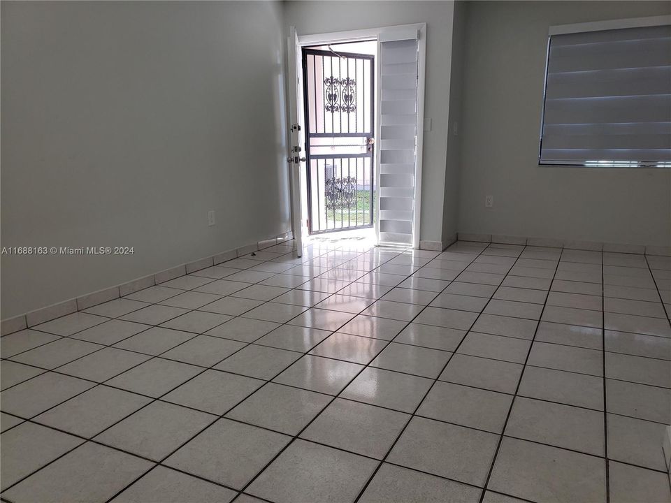 For Sale: $245,000 (1 beds, 1 baths, 837 Square Feet)