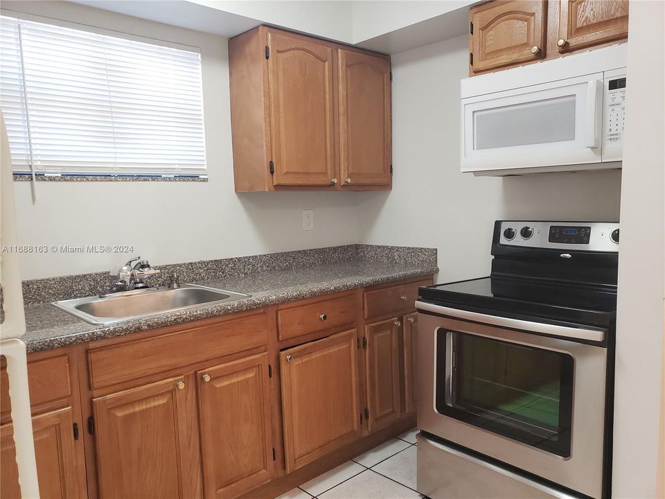 For Sale: $245,000 (1 beds, 1 baths, 837 Square Feet)