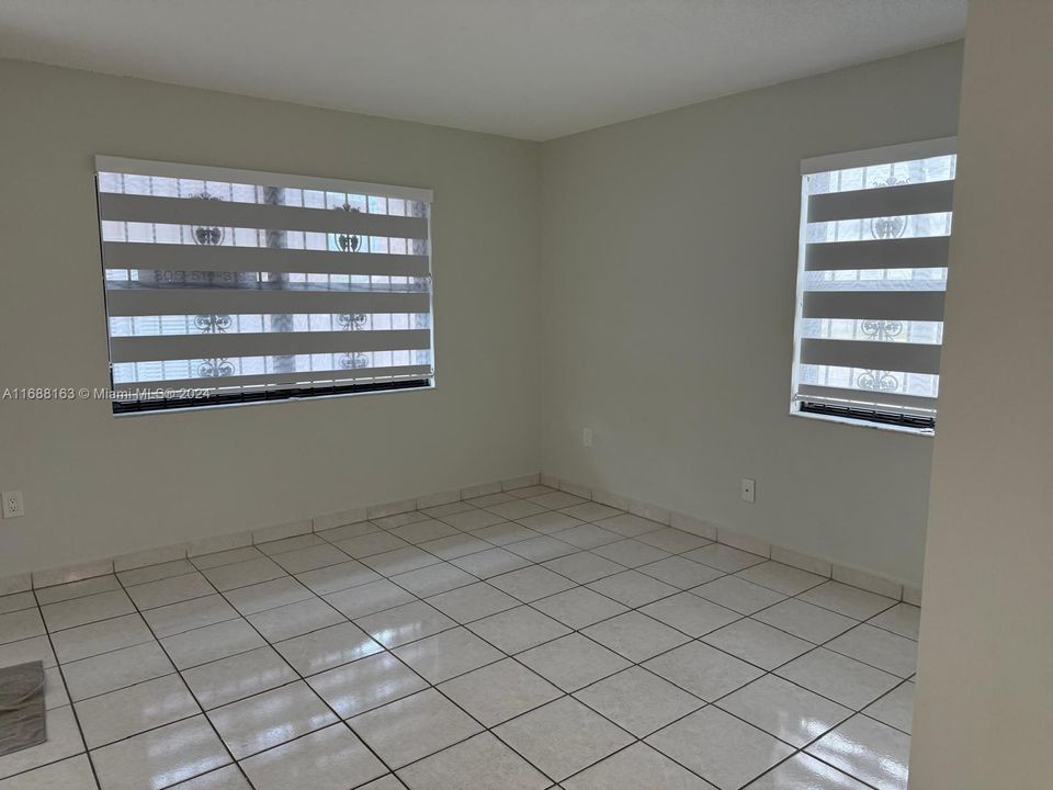 For Sale: $245,000 (1 beds, 1 baths, 837 Square Feet)