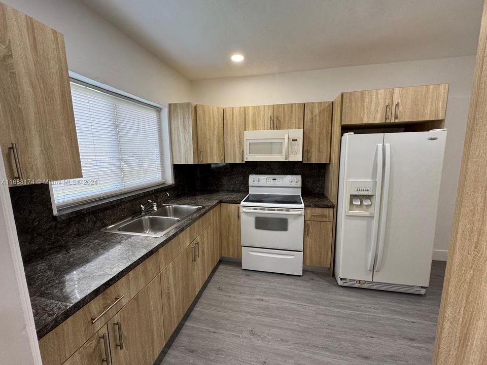 For Rent: $2,800 (2 beds, 1 baths, 1352 Square Feet)