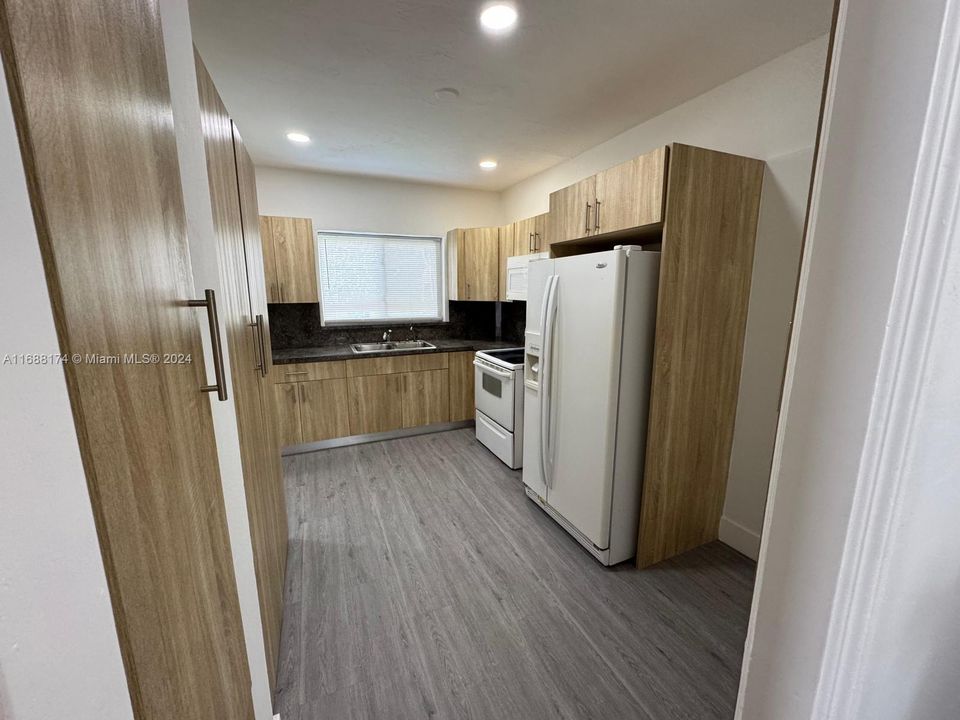 For Rent: $2,800 (2 beds, 1 baths, 1352 Square Feet)