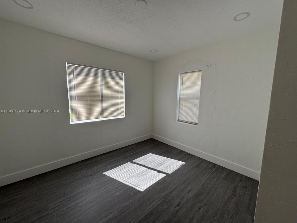 For Rent: $2,800 (2 beds, 1 baths, 1352 Square Feet)