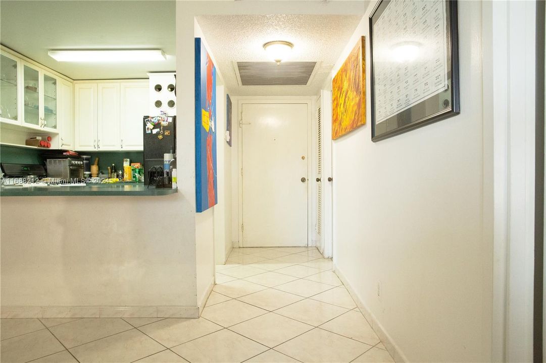 For Sale: $279,000 (1 beds, 1 baths, 736 Square Feet)