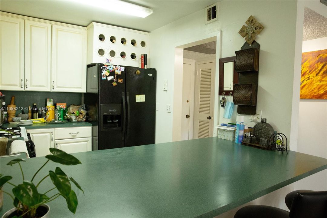 For Sale: $279,000 (1 beds, 1 baths, 736 Square Feet)