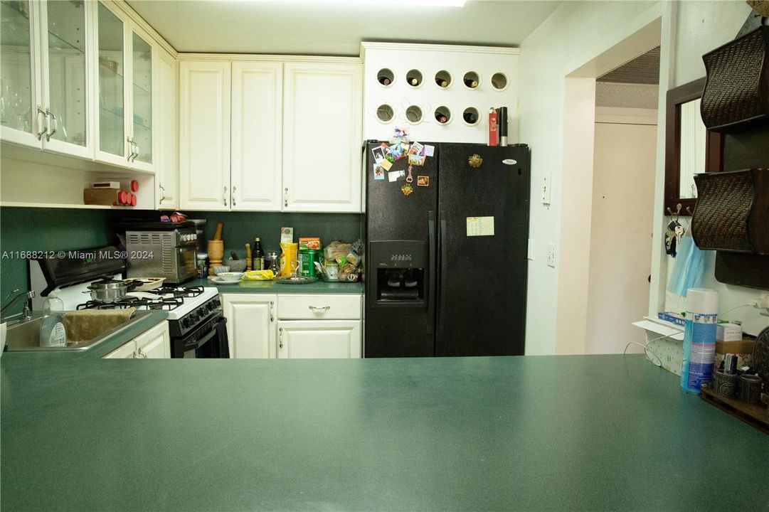 For Sale: $279,000 (1 beds, 1 baths, 736 Square Feet)