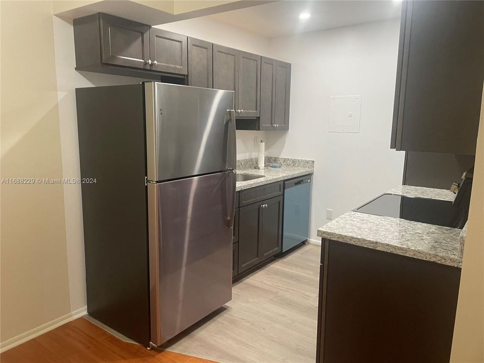 For Rent: $2,300 (2 beds, 2 baths, 920 Square Feet)