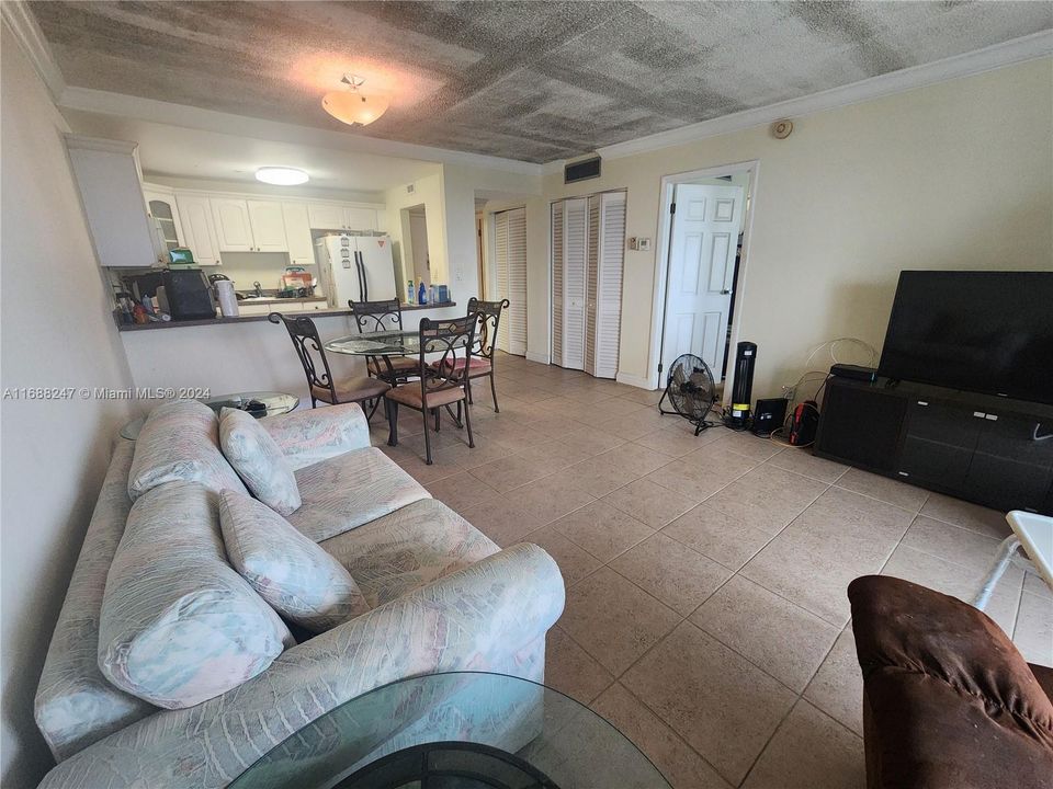 For Sale: $105,000 (1 beds, 1 baths, 780 Square Feet)