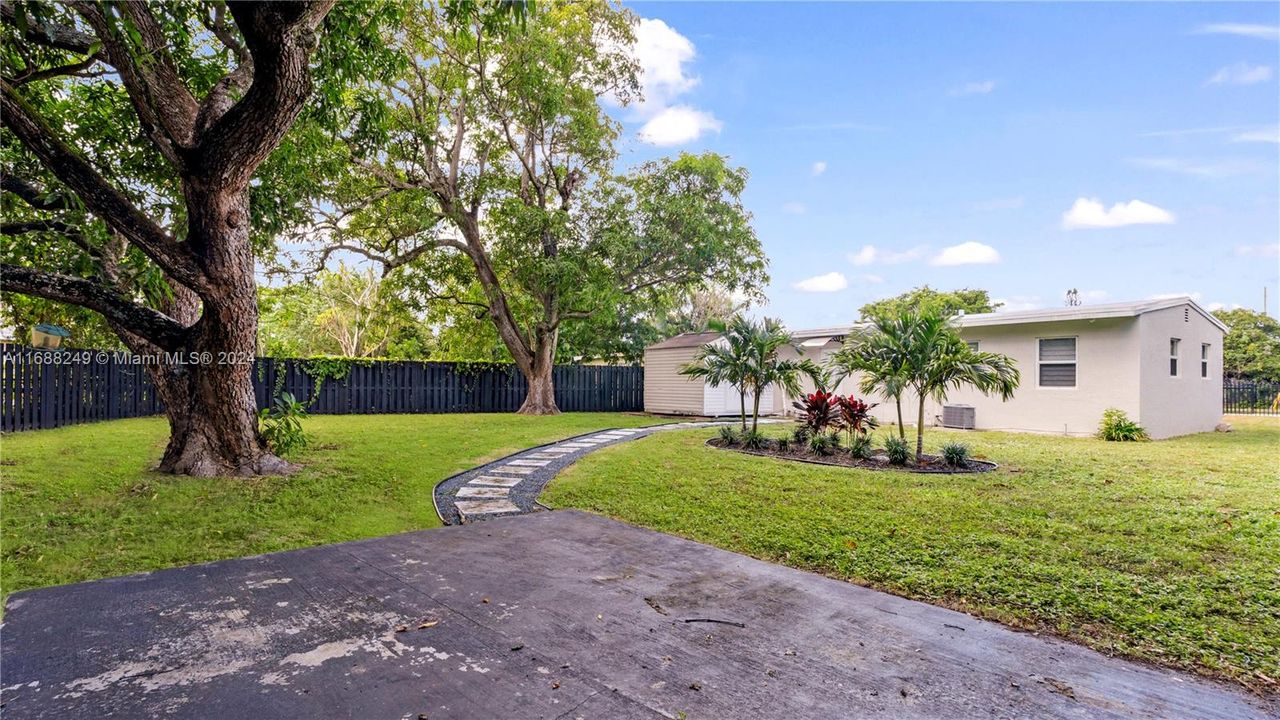 For Sale: $499,999 (3 beds, 2 baths, 984 Square Feet)