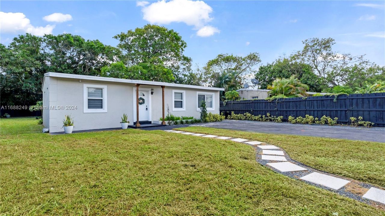 For Sale: $499,999 (3 beds, 2 baths, 984 Square Feet)