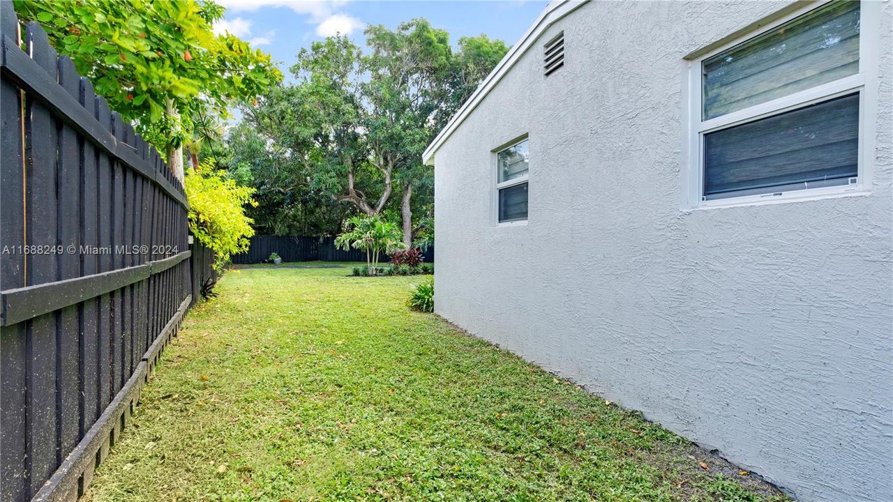 For Sale: $499,999 (3 beds, 2 baths, 984 Square Feet)