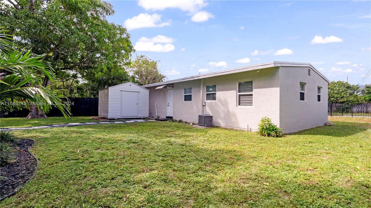 For Sale: $499,999 (3 beds, 2 baths, 984 Square Feet)