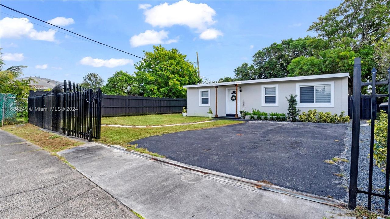 For Sale: $499,999 (3 beds, 2 baths, 984 Square Feet)