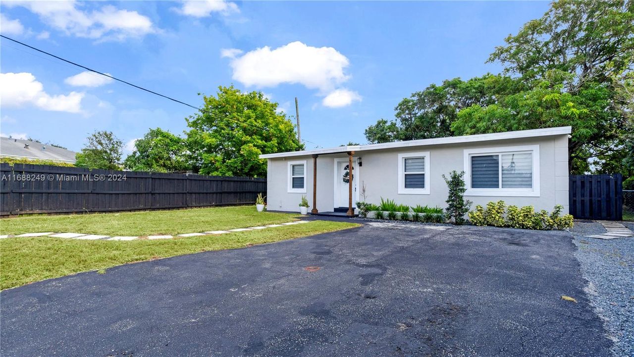 For Sale: $499,999 (3 beds, 2 baths, 984 Square Feet)