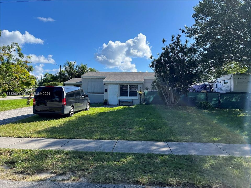 For Sale: $610,000 (3 beds, 1 baths, 1117 Square Feet)