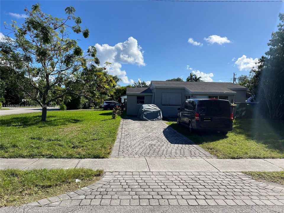 For Sale: $610,000 (3 beds, 1 baths, 1117 Square Feet)