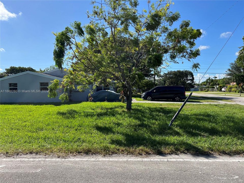 For Sale: $610,000 (3 beds, 1 baths, 1117 Square Feet)