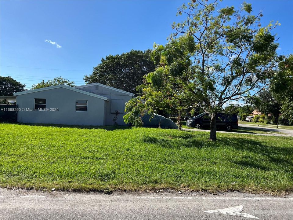 For Sale: $610,000 (3 beds, 1 baths, 1117 Square Feet)