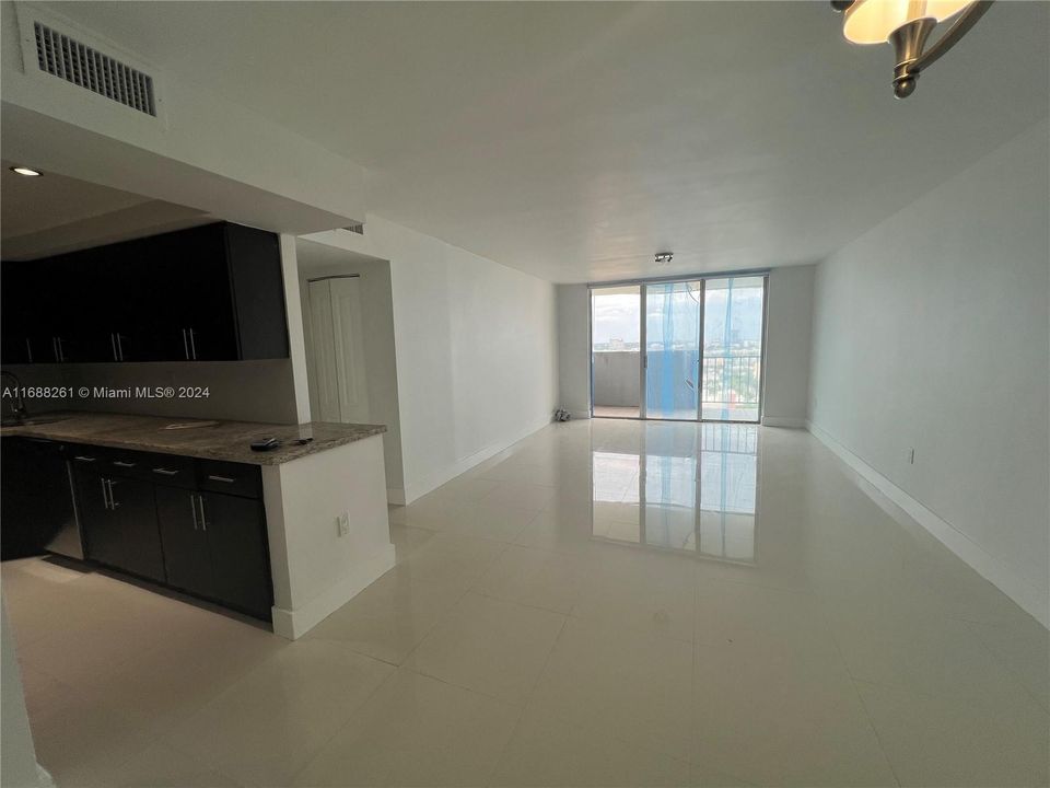 For Sale: $270,000 (2 beds, 2 baths, 1058 Square Feet)