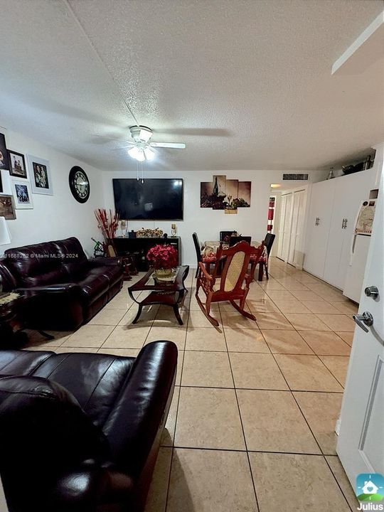 For Sale: $185,000 (1 beds, 1 baths, 608 Square Feet)