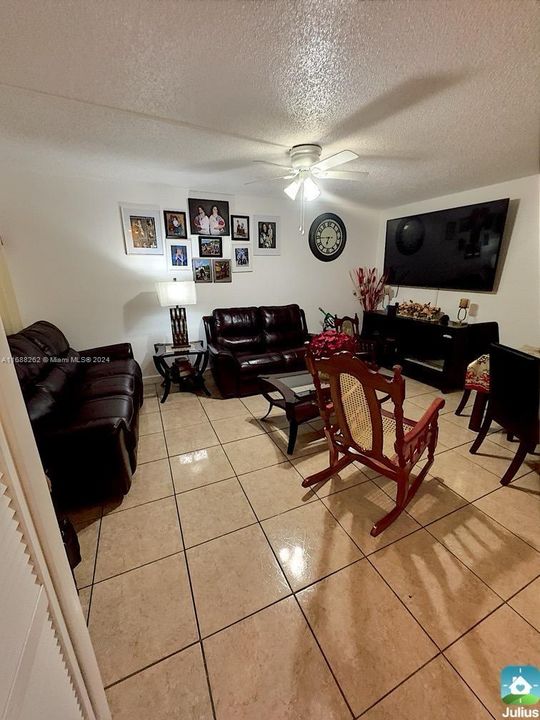 For Sale: $185,000 (1 beds, 1 baths, 608 Square Feet)