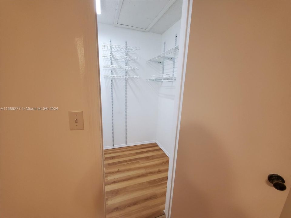 For Rent: $1,900 (2 beds, 1 baths, 887 Square Feet)